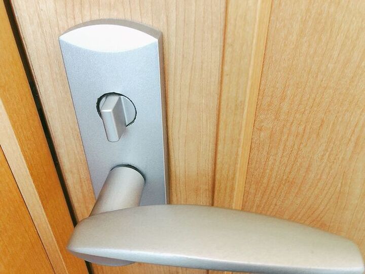 トイレのドアが開かない!!そんな時はこうすれば脱出成功♪覚えておくと便利ですよ