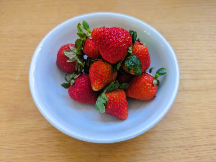 イチゴのヘタを取る裏ワザ3つ試してみた!「手が汚れない」「スポッと取れて癖になる♡」
