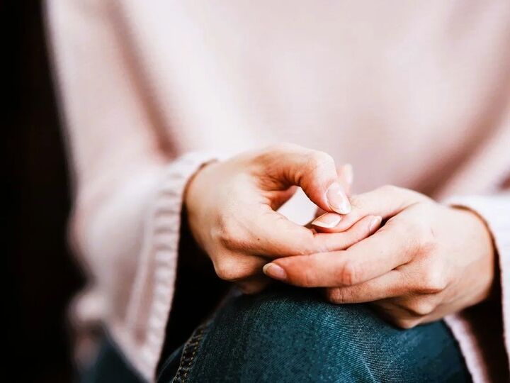 【不倫妻3人の後悔】相手への依存、高額な慰謝料、他にもつらい現実が