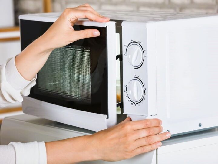 知らずに使い続けると危険!電子レンジの「寿命」と正しいお手入れ方法