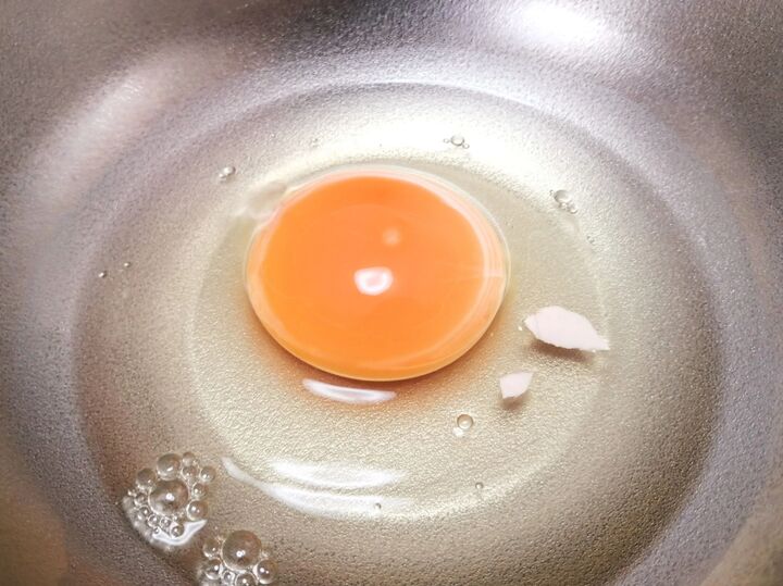 一発で取れます!!にゅるんと逃げる卵の殻のカケラをラクに取る方法