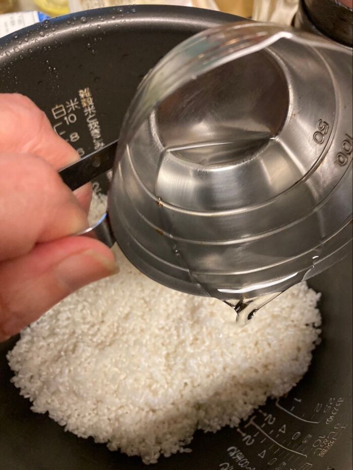 炊飯器の内釜でお米を研いで、水を入れる前に日本酒を入れます♪