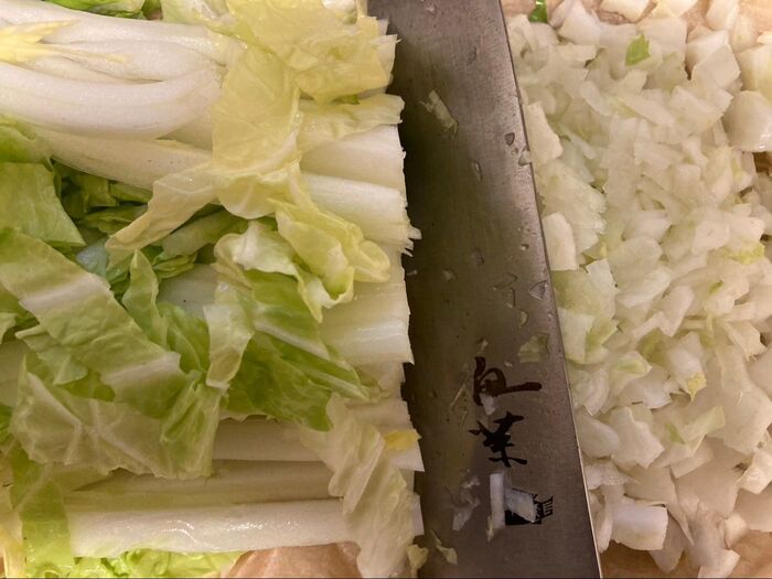 白菜は縦に細長く切ってから横にして細かくみじん切りにします♪