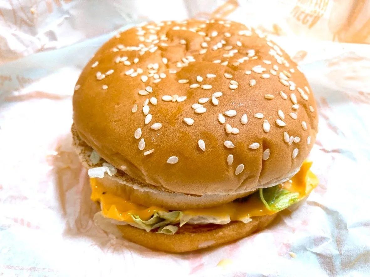【マクドナルド】ビッグマックの難点「食べづらい…」を解消！こぼさずに最後まで食べきるコツ♪