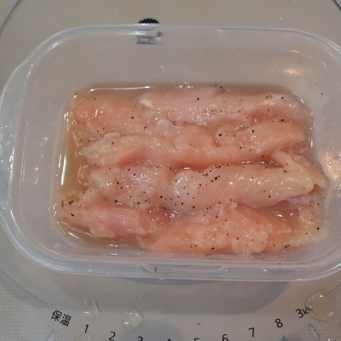 1、鶏ささみの筋を取り除き、縦半分に切り、材料★を混ぜた液に漬け込む（冷蔵庫で1時間程）