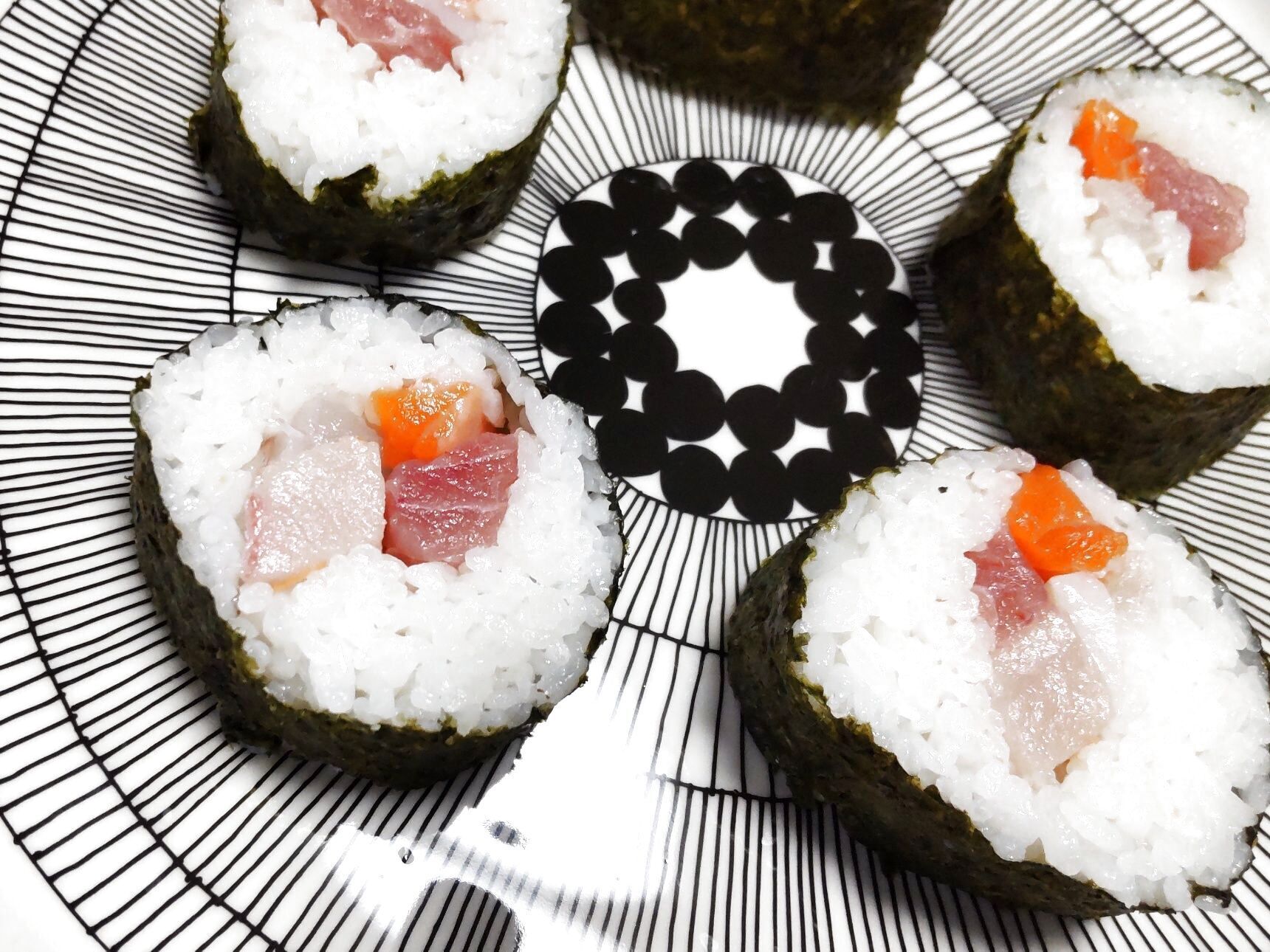 こちらは、お刺身パック5種類をたっぷり入れた海鮮太巻き寿司です。