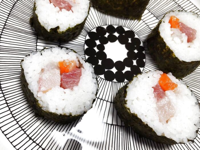 こちらは、お刺身パック5種類をたっぷり入れた海鮮太巻き寿司です。