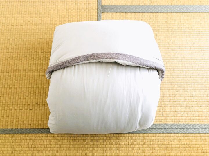 【布団のたたみ方】コンパクトに収まる裏ワザ!毛布のたたみ方も必見