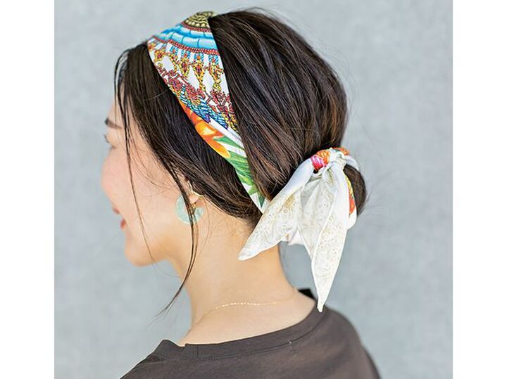 【40代・50代ヘアアレンジ】大人世代にこそトライして欲しい!顔まわりを華やかにしてくれる大人のスカーフアレンジ