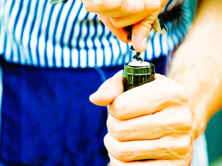 身近なもので!ワインオープナーなしでワインを開ける方法。一回試してみてください♪