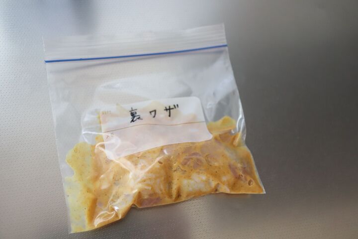 フリーザーバッグの空気を一発で抜く裏ワザがすごい!いつもの方法に圧勝☆【やってみた】