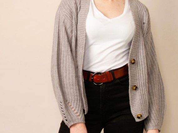 たった30秒！〈カーディガンの丈を短くする〉裏ワザ。羽織るだけじゃない〈おしゃれな着方アレンジ〉も！