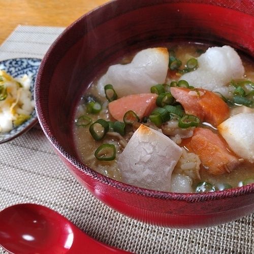 お正月の塩サケとお餅で味噌雑炊