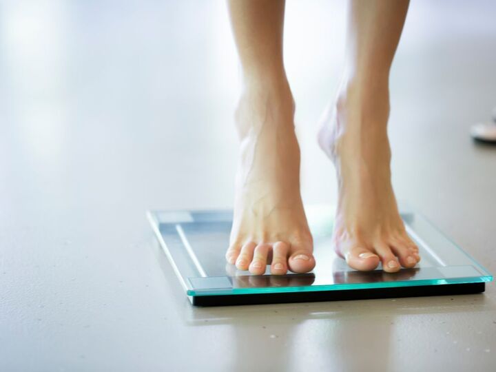 「年末年始、食べすぎて体重が戻らない…！」冬太りは〈ながらダイエット〉が解決！気になる消費カロリーは？