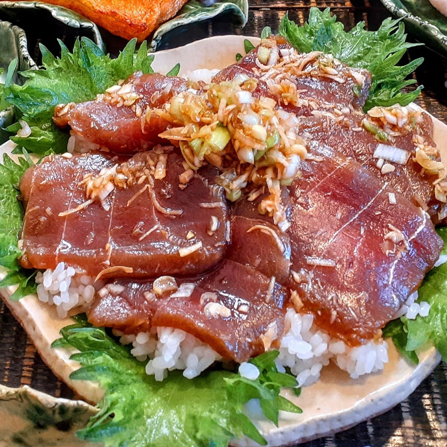 味の染みた薬味たっぷりまぐろの漬け丼！