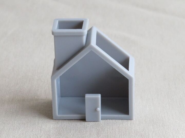 【ダイソー】ただの置き物じゃありません「どこいった?」をかわいく解決する、煙突つきおうちの正体とは?