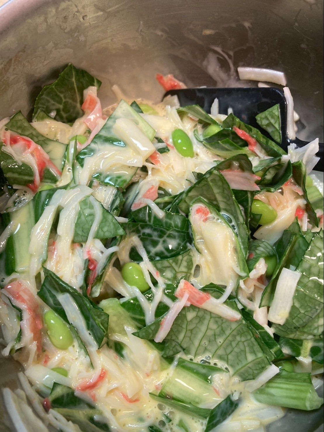 卵液を混ぜた所に小松菜とカニカマと枝豆を加えて良く混ぜ合わせます♪