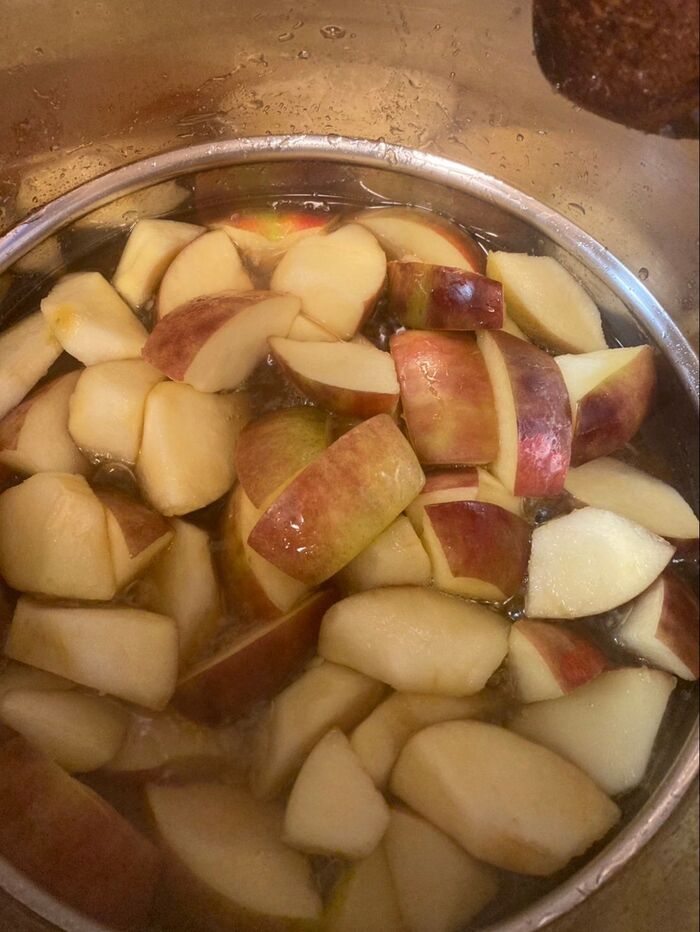ぐつぐつ煮詰まってきたら中火のまま、まずコロコロに切った林檎を入れます♪
