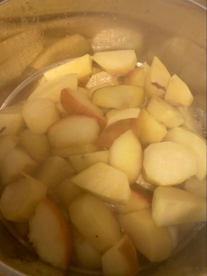 蓋をしてコトコト煮ると林檎から水分が出てきてさつま芋は蒸す感じです♪