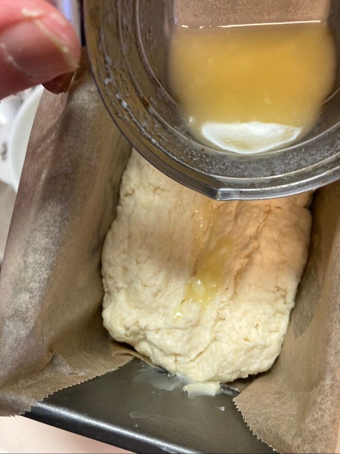 型に入れたら中央をへこませて、溶かしたバターを真ん中に流し込みます♪