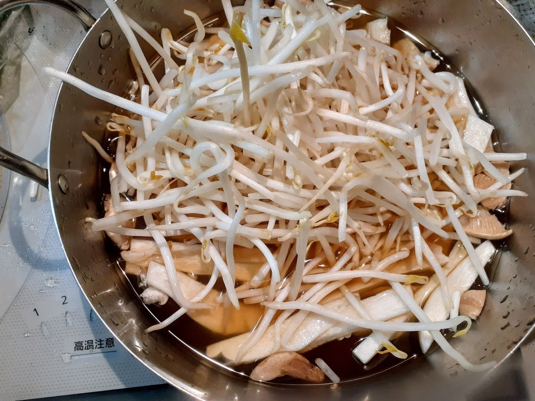 2、お鍋に、スープ・食べやすい大きさに切ったエリンギ・もやしを入れ、5分ほど煮る。