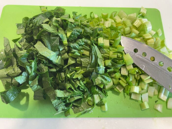小松菜を切ります