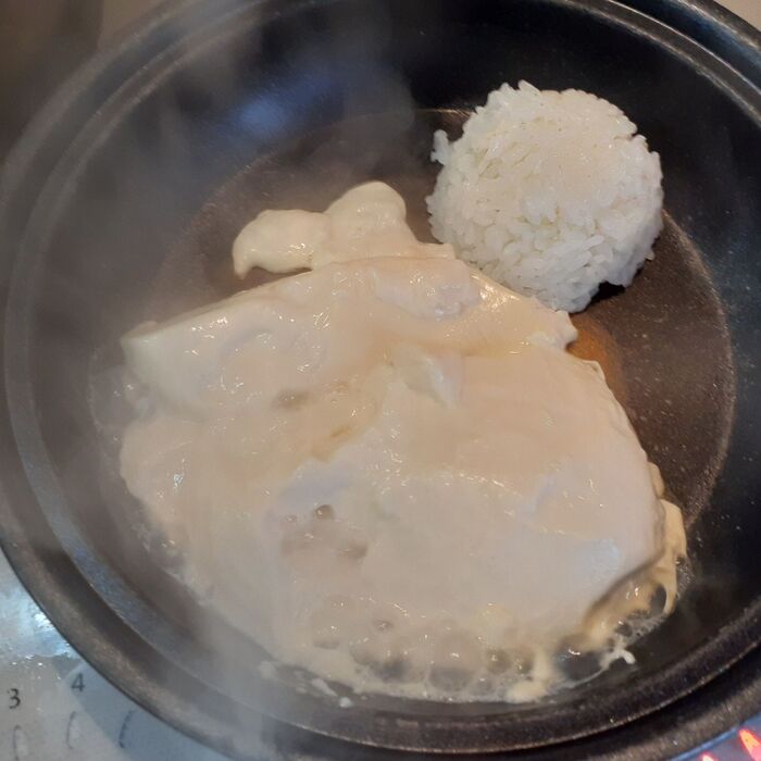 5、1人用の鍋に、ご飯と豆腐を入れて、熱々にする→（冷めないように）蓋をして食卓へ！