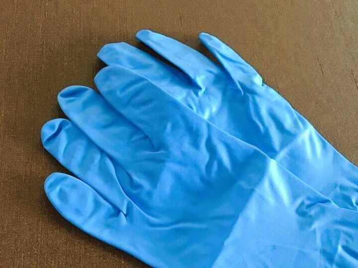 「あ、水が入っちゃった!!」ゴム手袋の中を一瞬で拭く方法。