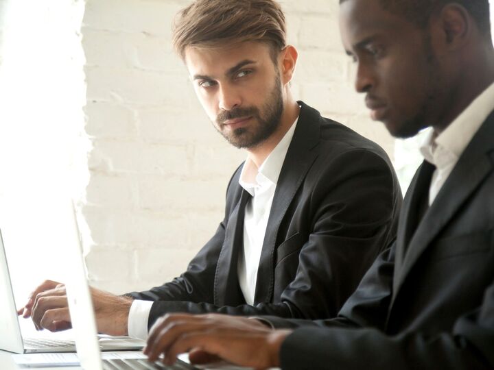 同期の出世が許せない!社内で女性の奪い合い!〈男性の嫉妬〉醜態エピソード