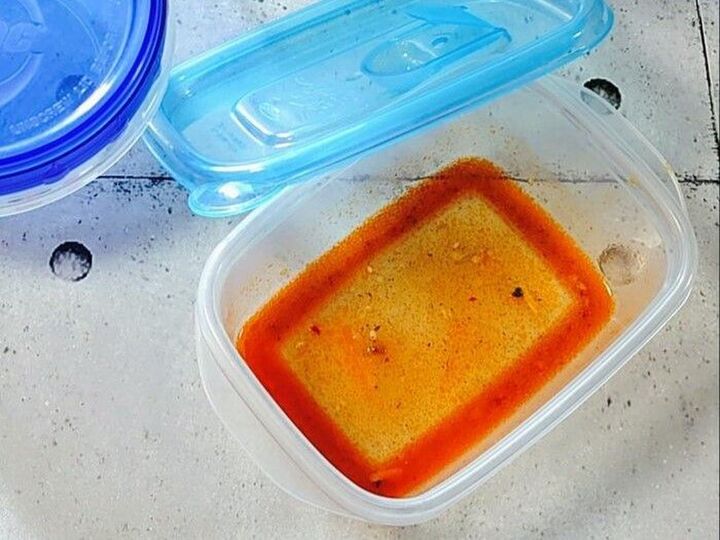 タッパーの油汚れには、洗剤に"あるモノ"を加えるだけでスッキリ♪「0円」でできる超裏ワザ!
