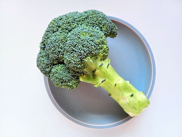 ブロッコリーの茎は「お宝」です。かんたん皮むき&目うろこレシピで使い切り