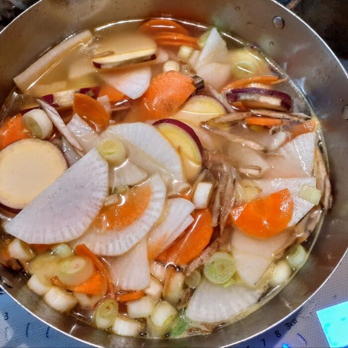 2、お鍋に、ゴマ油を入れて熱し、切った材料を入れて炒める→水と粉末鰹節を入れて、野菜が柔らかくなり旨味が出るまで煮る