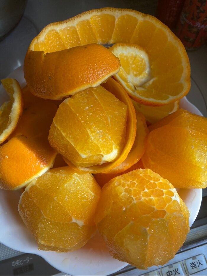 オレンジは良く洗ってから、実を取り出す様に分厚く皮を剥きます
