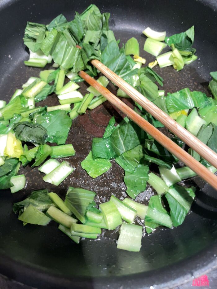 小松菜を炒めます