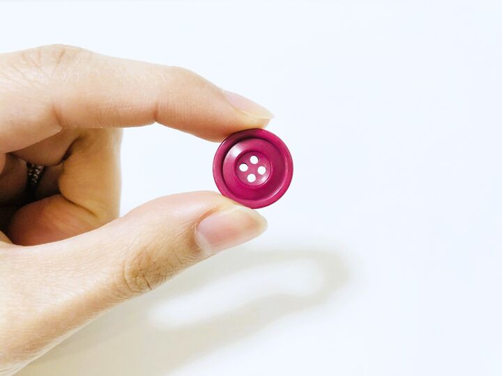 【余ったボタンの使い道】小さな穴に注目、地味に便利な使い方とは！