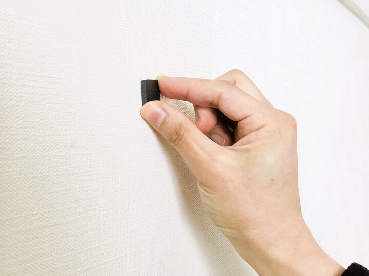 【壁に穴を開けずに絵を飾る方法】家の仕組みを知れば納得!?必要なのは黒いの1個だけ