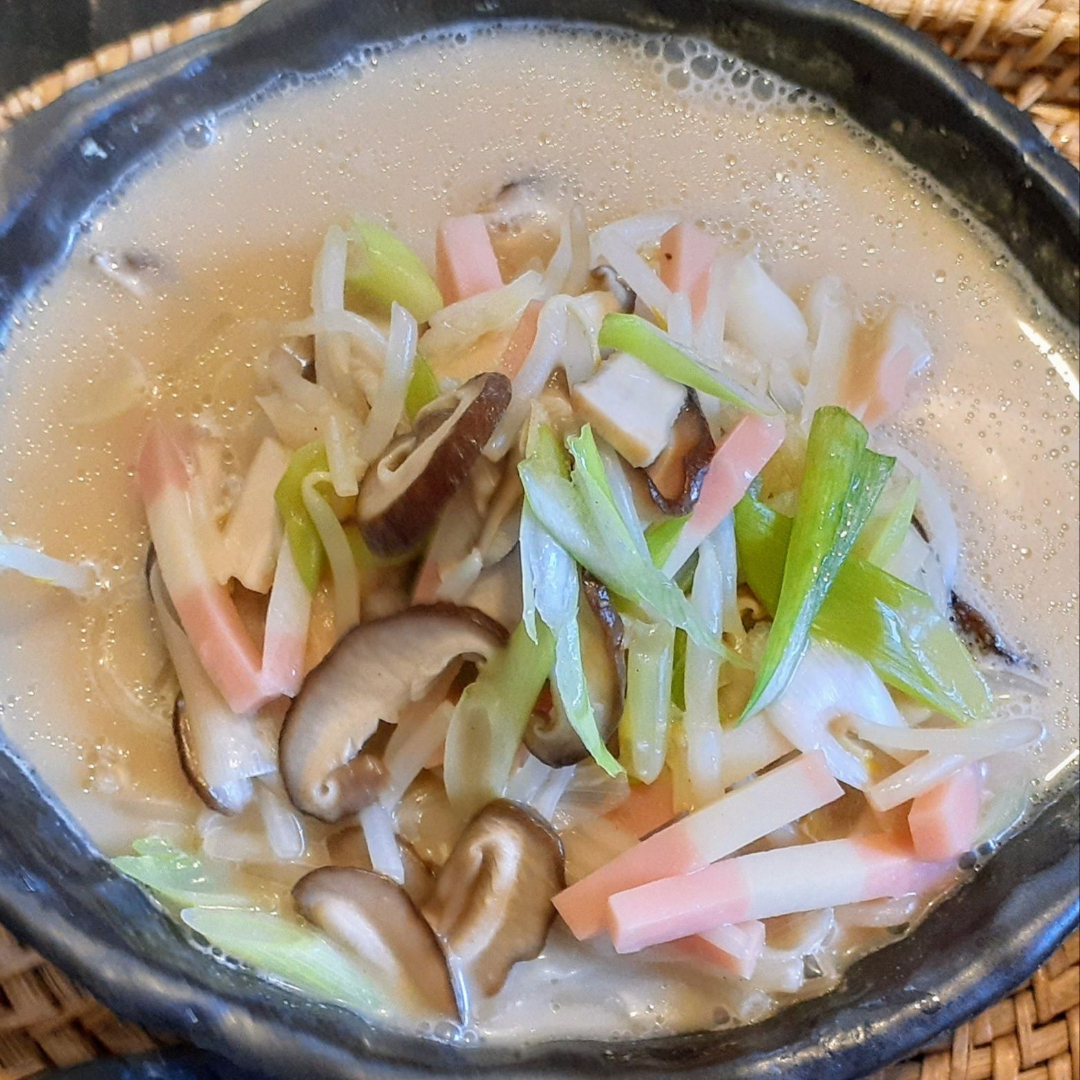 簡単！鍋つゆ濃厚スープのちゃんぽん風ラーメン！