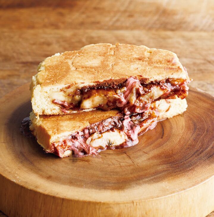 外はカリッ、中からチョコとろ〜り【ホットチョコバナナメロンパン】の作り方。世にもおいしいスイーツレシピ