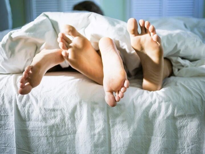 ぶっちゃけ〈夜の営み〉どうしてる?いつまで子どもと“川の字”で寝るべき?家族の寝室事情