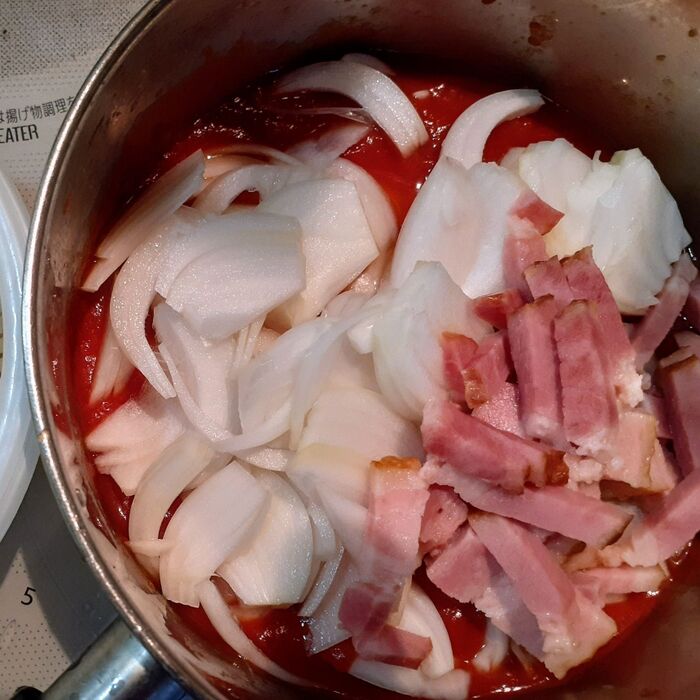 5、（ニョッキを茹でている間に）お鍋に、パスタソース・適量な大きさに切った新玉ねぎとベーコンを加えて煮る