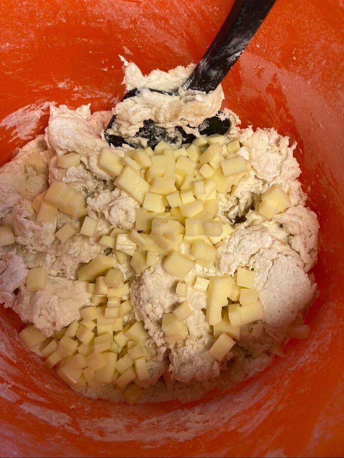 炒めた玉ねぎと、小さく切ったチーズを混ぜ合わせてまとめます♪