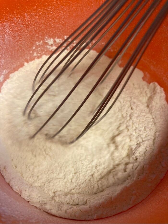 砂糖、塩の上に強力粉と薄力粉、ベーキングパウダーを振るい入れてかき混ぜます♪