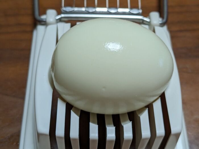 5.ゆで卵は水に冷やし殻をむき、スライサーでスライスする。炊飯器でもとても綺麗に殻がむけます