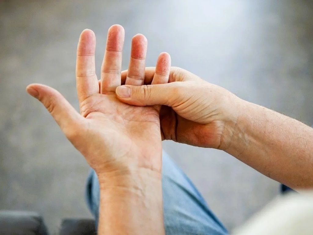 更年期の「ばね指」がツラい…放置NGな指の違和感。症状や改善法を解説！