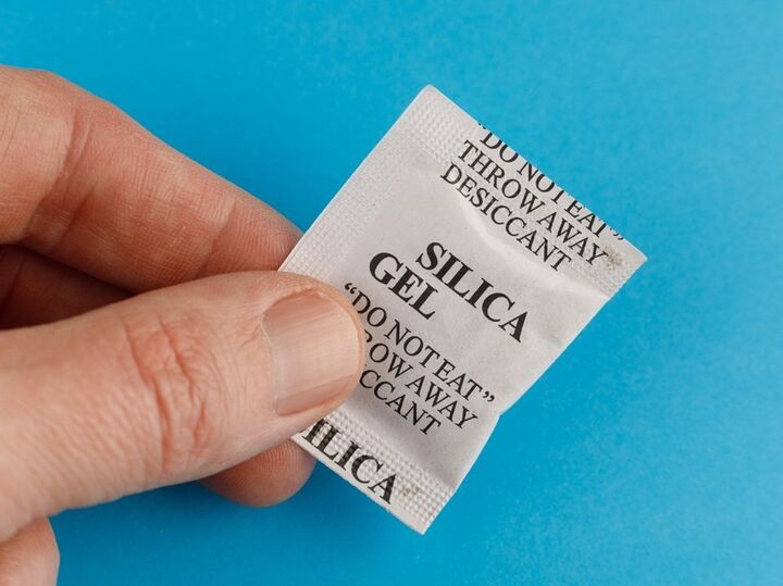 お菓子に入っている〈乾燥剤〉捨てないで!お役立ちアイデアを大発見!!