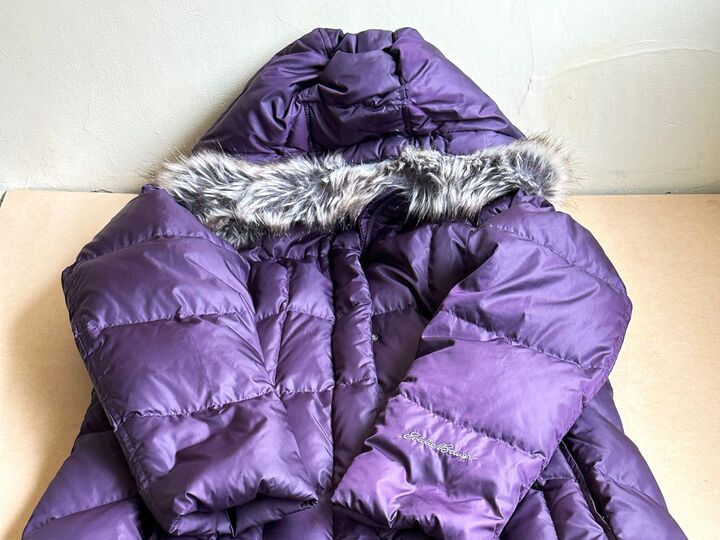 かさばるダウンを超コンパクトにたたむ方法。覚えておくと毎年役立ちます!省スペースで収納OK