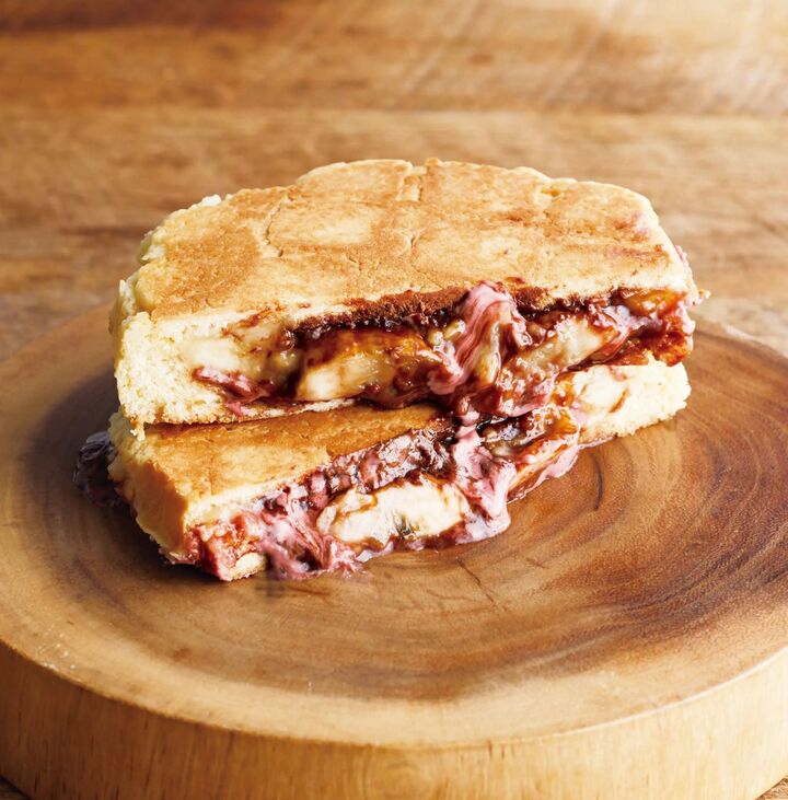 外はカリッ、中からチョコとろ〜り【ホットチョコバナナメロンパン】の作り方。世にもおいしいスイーツレシピ