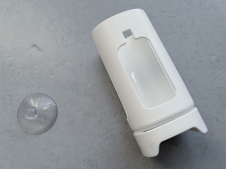 【セリア】置き場所に困るアイツがすっぽり。ありそうでなかった専用収納の正体とは?