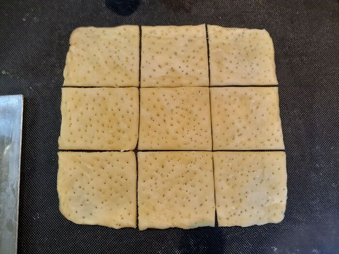 2、麺棒等で平らに伸ばす（約15×約15の正方形）→9等分に切り、フォークで穴を開ける