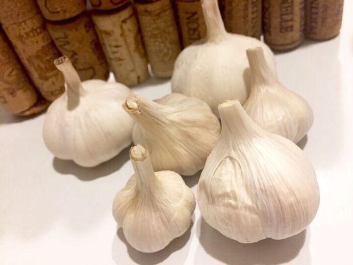 もう爪や指先が臭くならない!ニンニクの皮を一発でむく方法。簡単すぎる~!